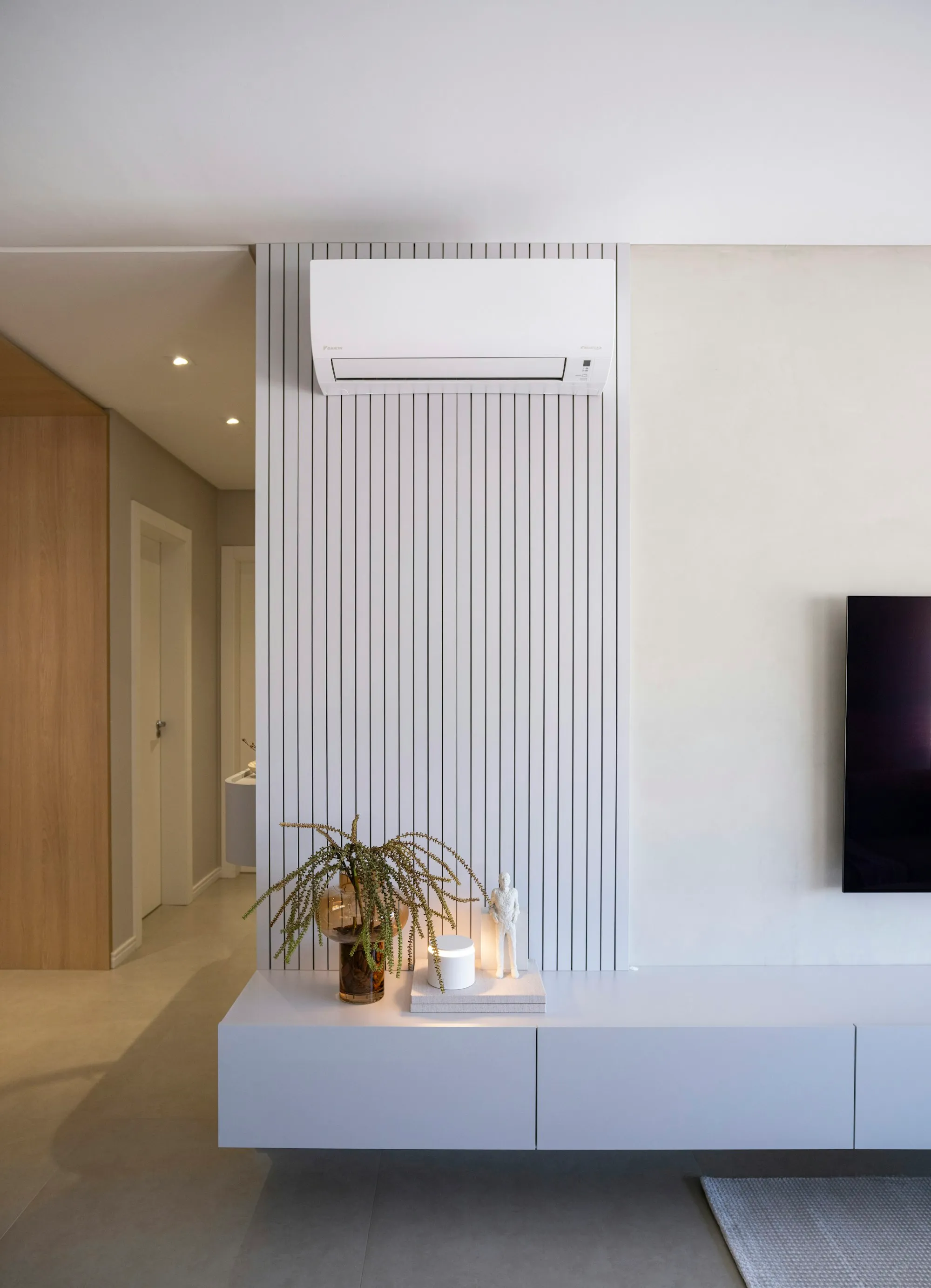 Sala de estar clara e moderna com ar-condicionado split instalado na parede