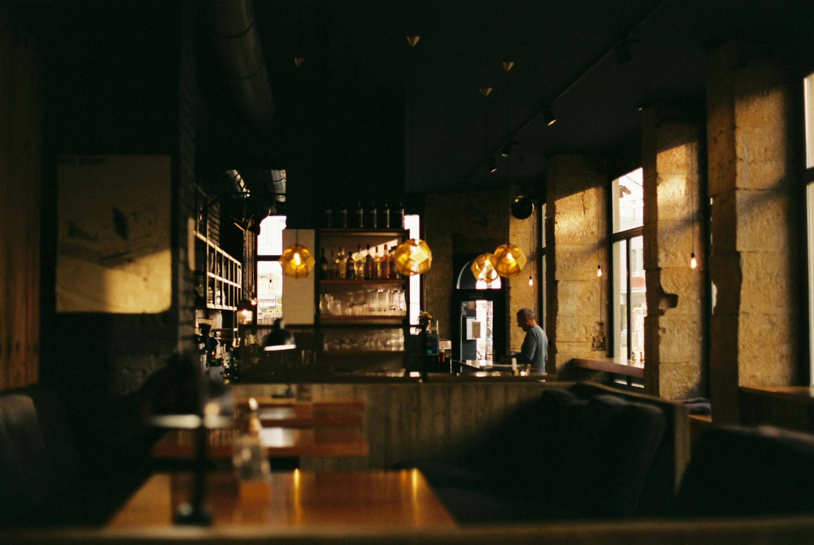Salão do restaurante à noite, com luz baixa